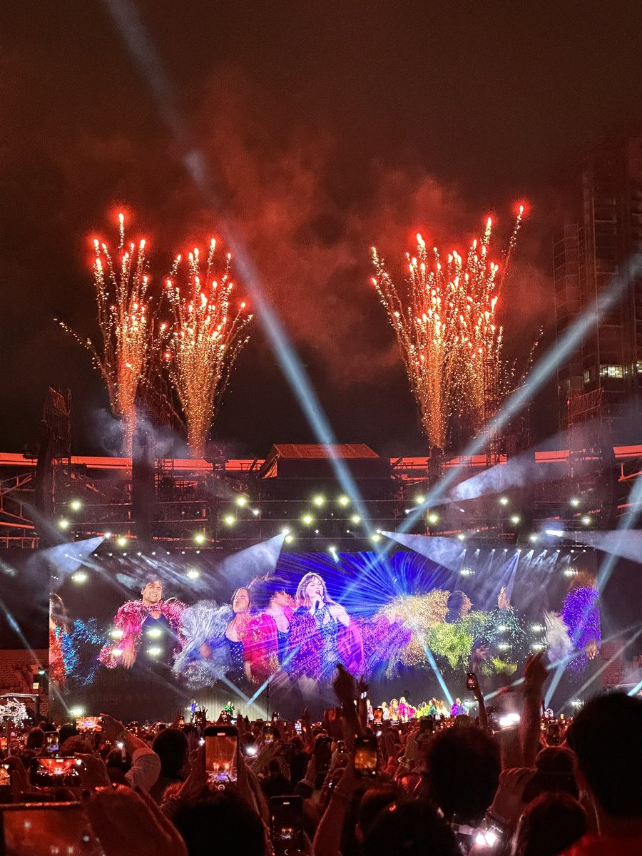A literal DREAM of an evening 😭😭 <a href="/taylornation13/">Taylor Nation</a> #SydneyTStheErasTour