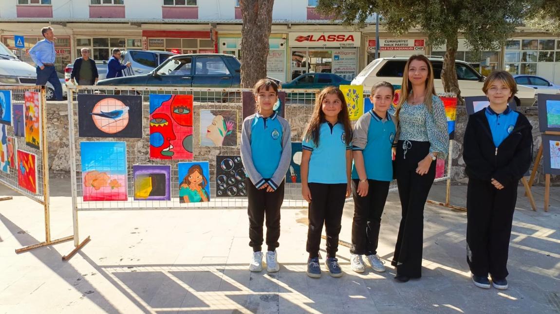 Görsel sanatlar öğretmenimizin ve öğrencilerimizin güzel çalışmaları ile ilçedeki Cumhuriyetimizin 100. Yılı sergisine katıldık. Okul bünyesinde de Geleneksel Sanatlar (hat, seramik) sergisi açtık. <a href="/denizlimem/">Denizli İl Millî Eğitim Müdürlüğü</a> <a href="/kalemem20/">Kale İlçe Milli Eğitim Müdürlüğü</a> <a href="/BaylavliMehmet/">Mehmet BAYLAVLI</a> <a href="/totak2066/">Nurettin TIKIM</a> <a href="/psezgin20/">Pınar</a>