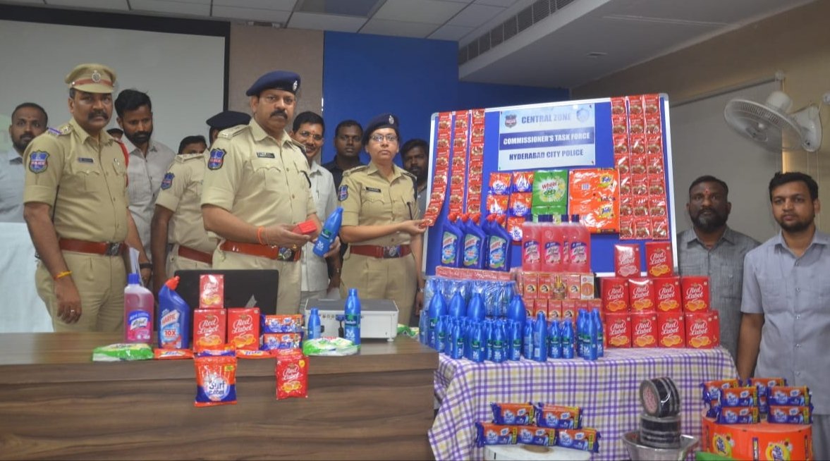 jsuryareddy's tweet image. CZ Task Force team of @hydcitypolice raids at 3 places in #Hyderabad and busted #duplicate/#adulterate manufacturing units of #BrookBond Tea, #Parachute Coconut oil, Lizol, Harpic, #SurfExcel etc and arrested 4 persons and seized huge duplicate items and machinery worth ₹2 cr.