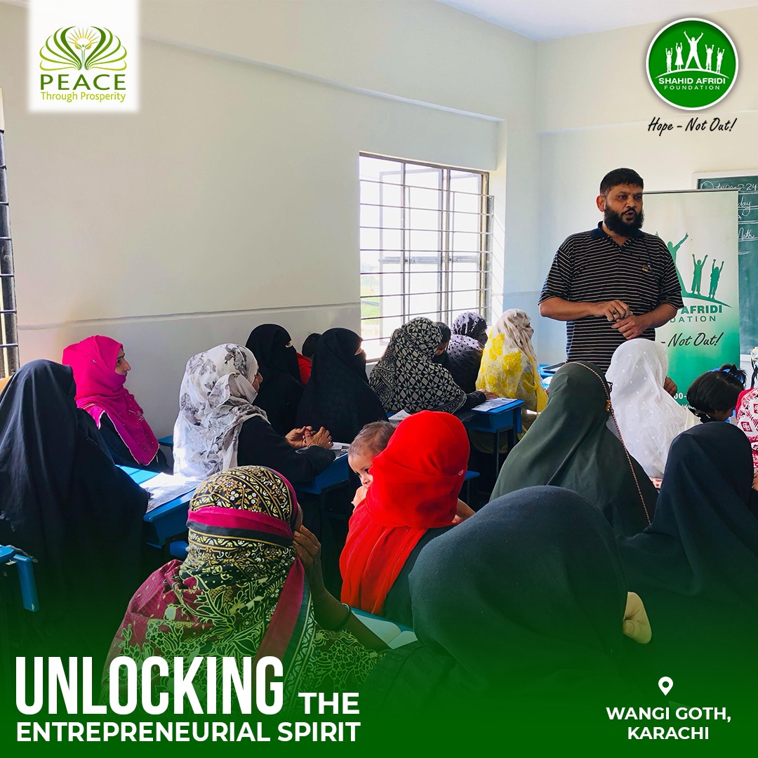 SAFoundationN's tweet image. Promoting entrepreneurship! Another batch of #MiniMBA program for parents of #SAFstudents took place at #SAFschools Wangi Goth Campus in collaboration with @bringptp. Topics included training on ChatGPT, the effectuation model and the role of social media in business. We are