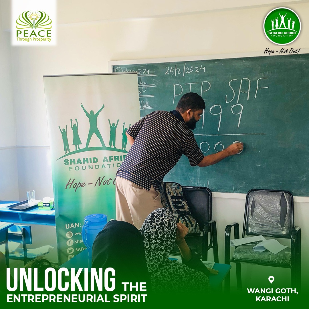 SAFoundationN's tweet image. Promoting entrepreneurship! Another batch of #MiniMBA program for parents of #SAFstudents took place at #SAFschools Wangi Goth Campus in collaboration with @bringptp. Topics included training on ChatGPT, the effectuation model and the role of social media in business. We are