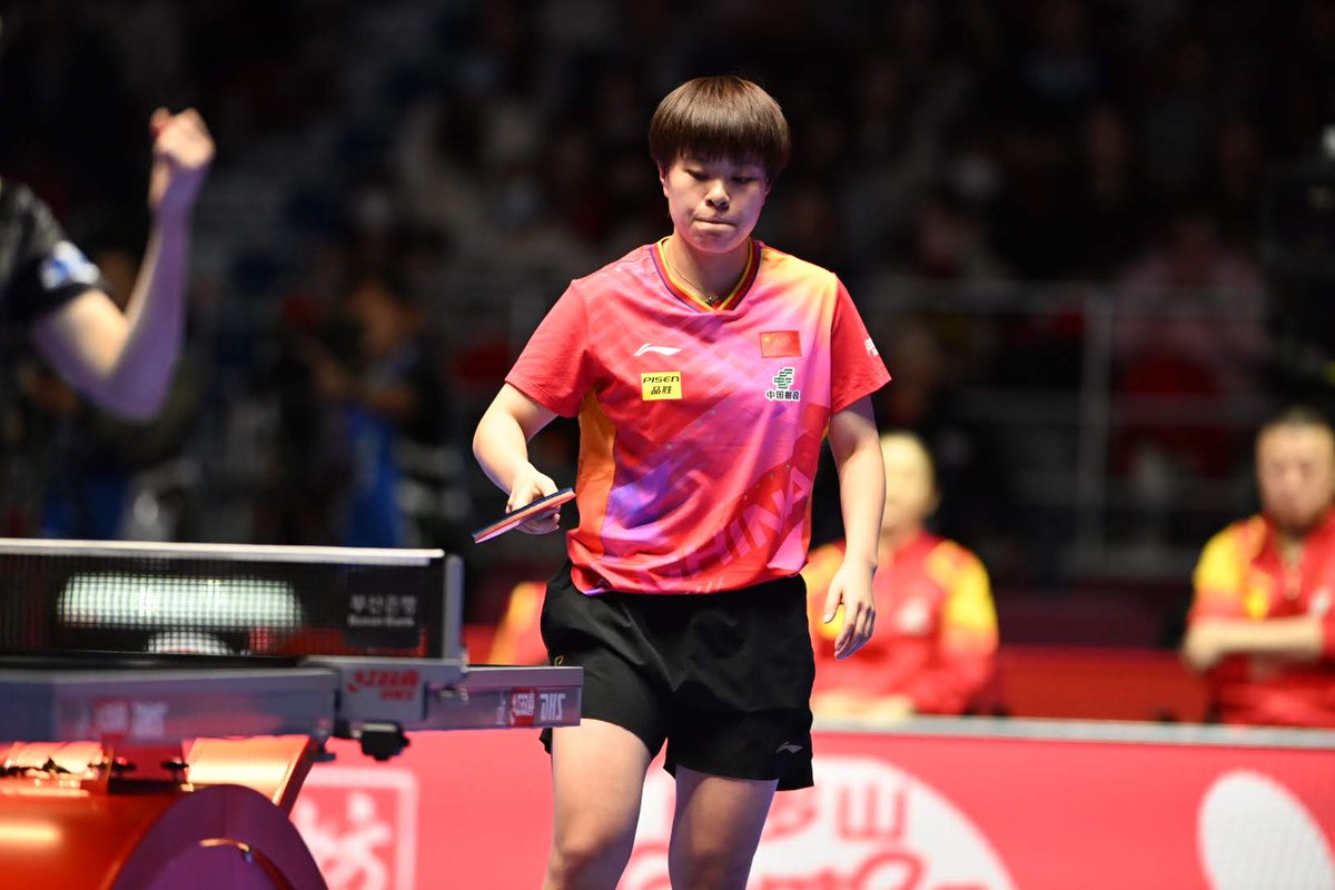 takurepo's tweet photo. #世界卓球2024 釜山

日本は悲願の世界一なるか!? 女子団体決勝
平野が王芸迪をシャットアウト！日本が優勝に王手

▼女子団体決勝
　中国　1-2　日本
○孫穎莎　3(5,8,4)0　張本美和
　陳夢　1(6,-8,-9,-12)3　早田ひな○
　王芸迪　0(-8,-11,-10)3　平野美宇○ 
　孫穎莎　-　早田ひな
　陳夢　-　張本美和 

お互いに巻き込みのショートサービスからのバック対バックという展開を得意とする���者の対戦は、バックハンドの質の高さと両ハンドの決定力の高さ、要所でチキータレシーブも効いた平野が先制。
第2ゲームはフォア側にサービスを集めてリードした王芸迪に対して、平野がチキータレシーブを用いて対応し4-6から7-6と逆転。ここで中国ベンチがタイムアウト。10-8で先にゲームポイントを握ったのは王芸迪でしたが、平野は10-10に追い付くと、11-11から2本王芸迪のミスが重なり平野が2対0とリード。
第3ゲームは序盤バック対バックで王芸迪が上回り、3-7と平野がリードを許すが、ここからバックストレートを使うなど展開を変えた平野が7-7まで追い上げる。ここでも王芸迪に先にゲームポイントを握られるが、10-10に追い付くとバック対バックで11-10と逆転。最後は王芸迪のバックハンドドライブをフォアで決めて平野がストレート勝ち。��本が2対1と優勝に王手です！

#卓球レポート #卓レポ #卓球