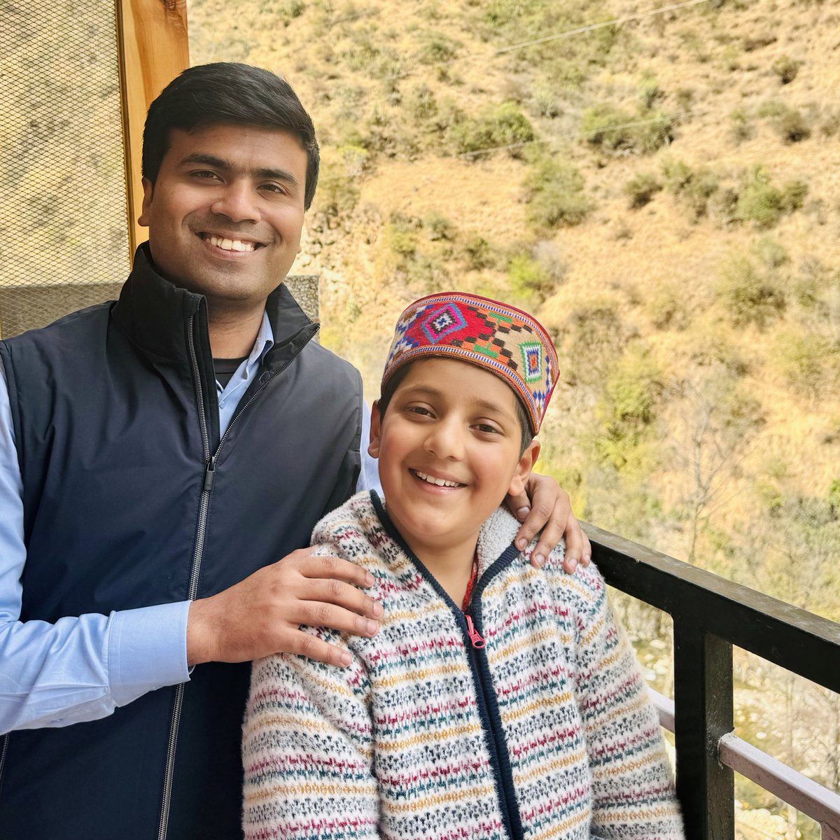 SharadSagar's tweet photo. In Himachal Pradesh this week, I stopped by to say Namaste to Arunodai who became a national celebrity overnight after his appearance on Kaun Banega Crorepati. I was his Expert Lifeline on the show and I continue to be so proud of his intelligence, communication and confidence. https://t.co/SasQxGNtFW