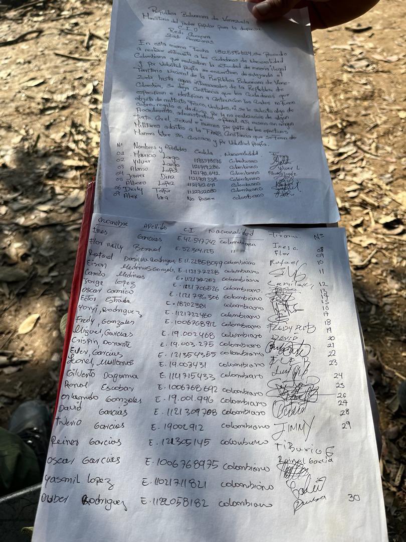 dhernandezlarez's tweet photo. En el estado Amazonas, municipio Alto Orinoco, #FANB desaloja y evacua a 30 mineros ilegales procedentes de Colombia, quienes cruzaron fronteras violando nuestro espacio geográfico y ordenamiento jurídico territorial para horadar y destruir el suelo venezolano, ocasionando graves daños a la capa vegetal milenaria y deteriorando el medio ambiente, el hábitat y los ecosistemas de las poblaciones indígenas autóctonas. 

El hecho de que nuestras fronteras están cubiertas por áreas verdes bajo régimen de protección ambiental no significa que están abandonadas y que pueden ser devastadas al libre albedrío de cualquier invasor. Nuestro suelo no se alquila ni se vende, Venezuela es un territorio de paz, de derecho y de justicia donde prelan   los derechos humanos y los derechos ambientales. La permanencia ilegal para destruir el medio ambiente es penada en nuestro país.

#IntegrarEsVencer