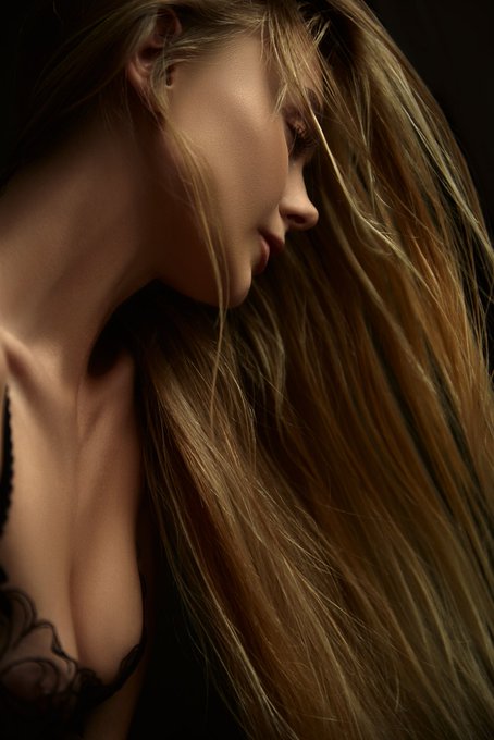 It's been a long time since I've done a professional shoot, maybe I need to change it 🤔 https://t.co