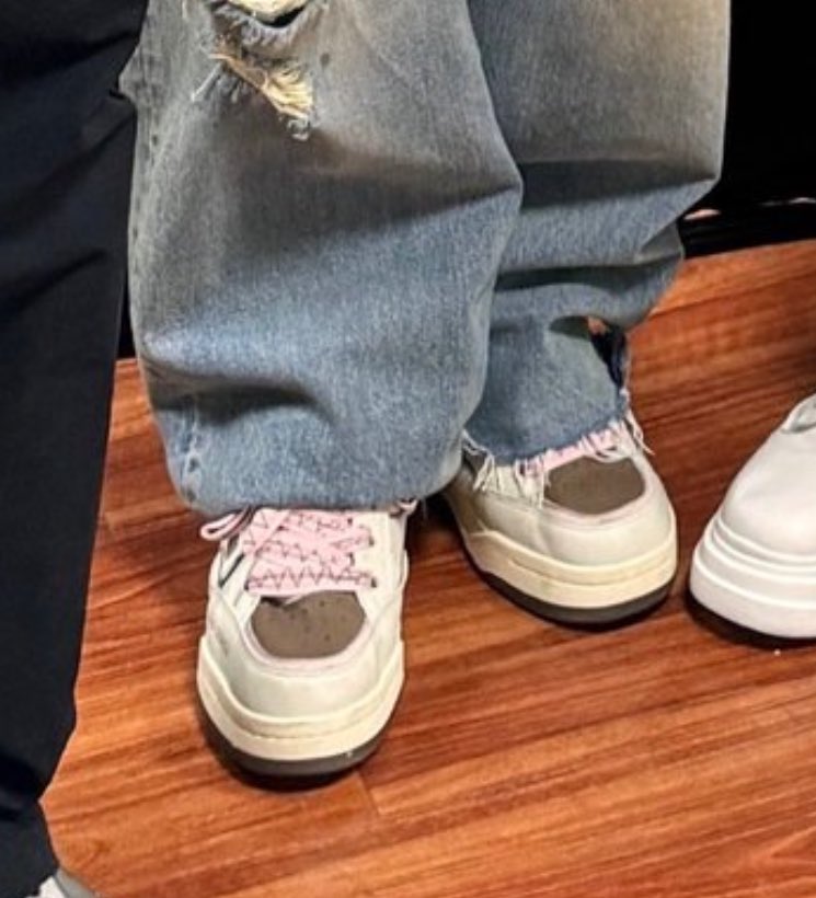 jaehyunpetals's tweet photo. Jaehyun’s pink shoelaces are cute ㅠㅠ https://t.co/eJzcNgxKFc