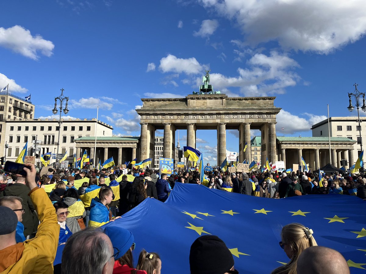 PulseofEurope's tweet photo. 🇺🇦 One 🇪🇺! Berlin ❤️ Kyiv. 

“One love, one blood
One life, you got to do what you should
One life, with each other
Sisters, brothers” (@U2) 👉🎧 👉https://t.co/DbFE1UvlLz #StandWithUkraine 

#DemocracyVsAutocracy #VictoryForPeace #FreeTaurus
#PulseofEurope https://t.co/ruVe00ee7H