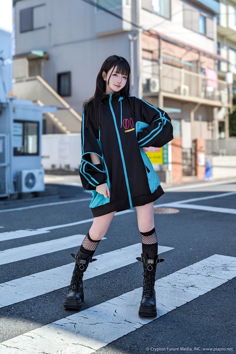 旬なストリートテイストを演出できる オーバーシルエットのジャージパーカー listenflavor.com/shopdetail/000… #初音ミク Model：白附あん ( 159cm )