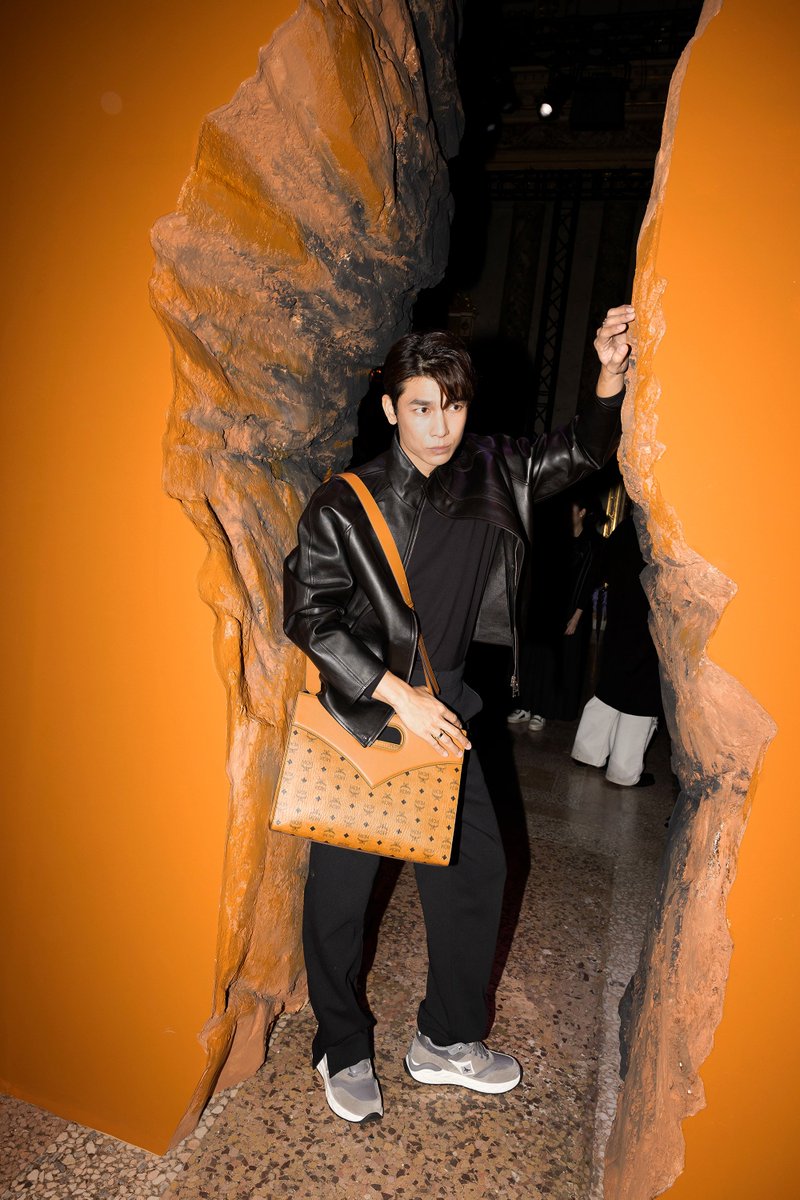 popconth's tweet photo. 🔴 พาส่องลุคในทริปมิลานของ ‘มิว-ศุภศิษฏ์’ 
หลังร่วมงาน MCM Fall/Winter 2024 Press Presentation

#มิวศุภศิษฏ์ #MewSuppasit #MCMFW24xMew #MCMThailand
--------------------

เช็คอินที่มิลาน ส่องลุคเด่นของ มิว-ศุภศิษฏ์ จงชีวีวัฒน์ หลังบินลัดฟ้าไปชมคอลเลกชั่นใหม่ของแบรนด์ MCM ในงาน “MCM Fall/Winter 2024 Press Presentation” ที่ครั้งนี้ถือเป็นการเดินทางมาร่วมงานกับแบรนด์ต่อเนื่องเป็นปีที่สองของหนุ่มมิวอีกด้วย

เริ่มกันตั้งแต่แอร์พอร์ตลุคของ มิว ที่พร้อมออกเดินทางสู่เมืองมิลาน เพื่อเข้าร่วมอีเว้นท์ MCM Fall/Winter 2024 Press Presentation ในโททัลลุคจากคอลเลกชั่น Spring/Summer 2024 กับเสื้อฮู้ดดี้ทรงโอเวอร์ไซส์ที่มาพร้อมดีเทลงานปักโลโก้ MCM ด้านหน้าและด้านหลัง จับคู่กับกางเกง Essential Logo Ponte Track Pants รองเท้าสนีกเกอร์ลาย Visetos คงความเท่ตามสไตล์ MCM คอมพลีทลุคด้วยกระเป๋าโท้ท Himmel ลาย Lauretos และกระเป๋า Ottomar Weekender ในลาย Maga Laurel Visetos ใหม่ล่าสุดที่เหมาะกับการเดินทาง

และเมื่อแลนด์ดิ้งถึงประเทศอิตาลี มิว ได้มีโอกาสไปชมงาน “MCM Fall/Winter 2024 Press Presentation” ที่เนรมิต Palazzo Serbelloni สถานที่ทางประวัติศาสตร์ของเมืองมิลาน เป็นดั่งตัวแทนของโลกสองใบที่แตกต่างกันโดยสิ้นเชิงอย่างโลกและดาวอังคารที่ทั้งน่าตื่นตะลึงและน่าพิศวง ด้วยทางเข้าทั้งสองทางเปรียบเสมือนประตูสู่โลกและดาวอังคาร เกิดเป็นเวทีโชว์เหนือชั้น สำหรับคอลเลกชั่นสุดพิเศษอย่าง MCM Fall/Winter 2024 นี้ขึ้นมา และด้วยแรงบันดาลใจจากงานศิลปะสิ่งทอที่เต็มไปด้วยกลิ่นอายทางประวัติศาสตร์ของเมืองมิวนิก เมืองที่เป็นจุดกำเนิดของแบรนด์ คอลเลกชั่นนี้จึงได้ถ่ายทอดแนวทางการสร้างสรรค์ที่ไร้ขอบเขตจนเกิดเป็นนวัตกรรมล้ำสมัย ผ่านการเดินทางจาก “Munich to Mars” โดยมีไอเทมกระเป๋าหนังหลากดีไซน์ที่มาในเฉดสีใหม่สดใสสะดุดตา และในซีซั่นนี้ยังมีกระเป๋าที่ทำจากขนแกะเทียม ไปจนถึงงานระยิบระยับอย่างการปักเลื่อมทั้งกระเป๋าอีกด้วย โดยลุคที่หนุ่มมิวหยิบมาใส่นั้น เรียกว่าดึงดูดสายตาและแมทช์เข้ากัน ทั้งสีสัน เท็กซ์เจอร์ของแจ็กเก็ตหนังและรองเท้าสนีกเกอร์สีเทา Ice Grey จากคอลเลกชั่น FW24 นอกจากนี้ ยังหยิบกระเป๋าโท้ทรุ่นไอคอนิกใบใหม่ลาย Visetos มาคอมพลีตลุคได้อย่างลงตัว

เรียกว่าจะลุคไหนของ หนุ่มมิว ในมิลานนั้นก็หล่อไปหมดเลยจริงๆ

@mcmworldwide @mcmthailand