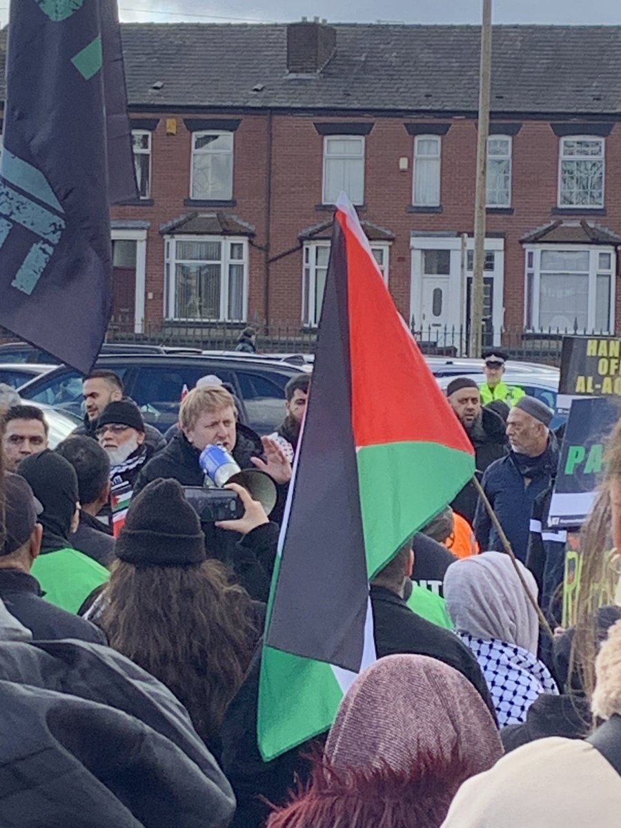 Tory MP Mark Logan heckled at Palestine demo, shouts of “resign” from the crowd. #FreePalestine #TorysOut