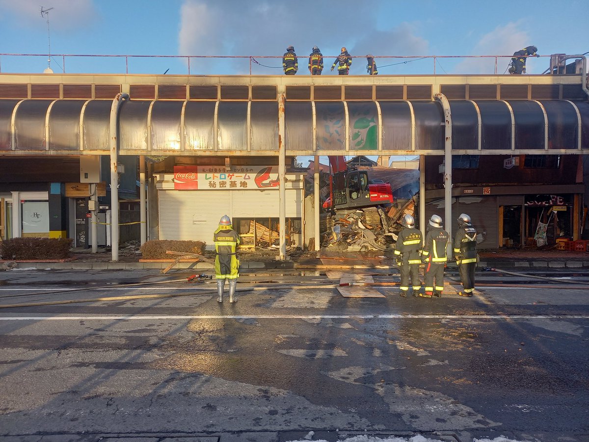 living_bird's tweet image. 火災発生から半日かけてようやく鎮火。

最初の筐体を入手してから約10年かけて作ってきたものが、ものの数時間で全て失くなりました。

資金が無くなりかけたり、お客さんが来なかったりしても何とか乗り越えてきましたが、こんな終わりになるとは想像もしませんでした。