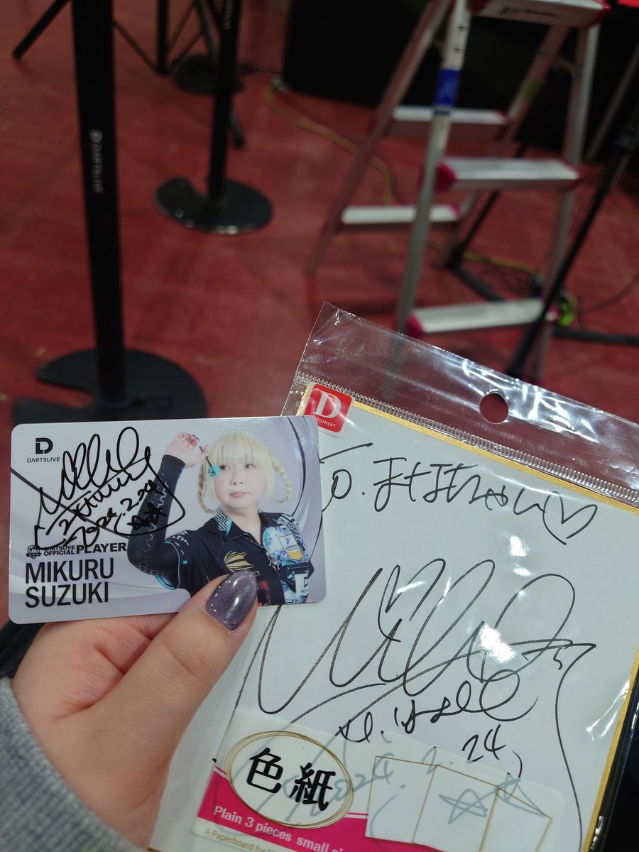 M4N49's tweet photo. ダーツ頑張ろうねって頭撫でられたからダーツ頑張る
初めて未来ちゃんに会えたの嬉しくて号泣しちゃったけど神対応ありがとうございました🥹🥹🥹 https://t.co/AFsKMGhnOv