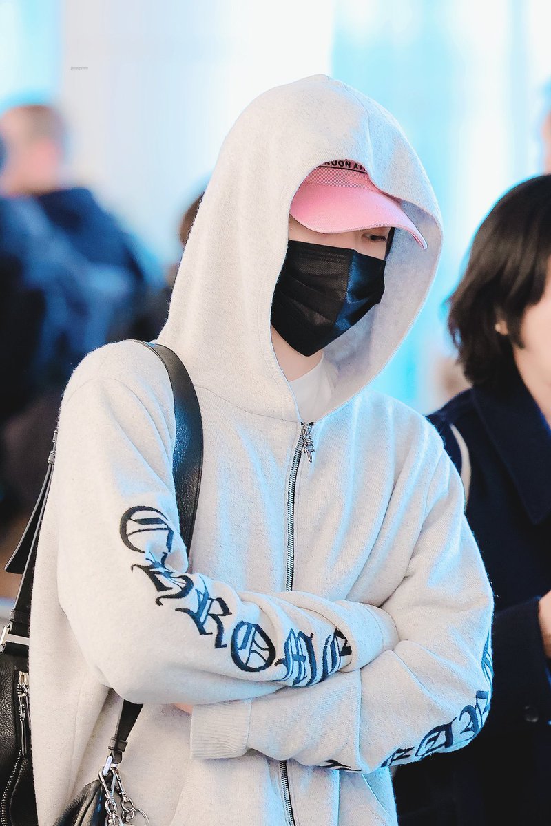 dearestyunoh's tweet photo. seems like jaehyun is currently into color pink 🩷 https://t.co/dQoTRF3nJ2