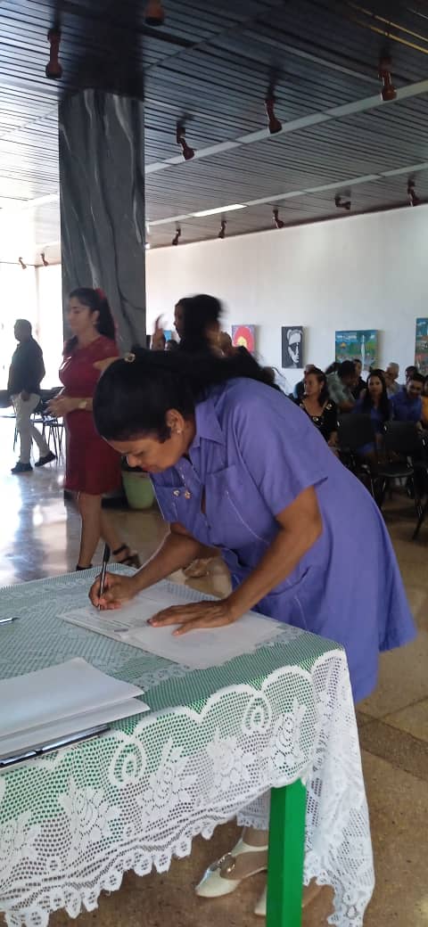GabrielaAlmena's tweet photo. Firma del código de ética de los cuadros centros del Partido, la UJC y las organizaciones de masa en #Moa.
#PCCMoaTrabajaYEnaltece https://t.co/raqzdkFoxI
