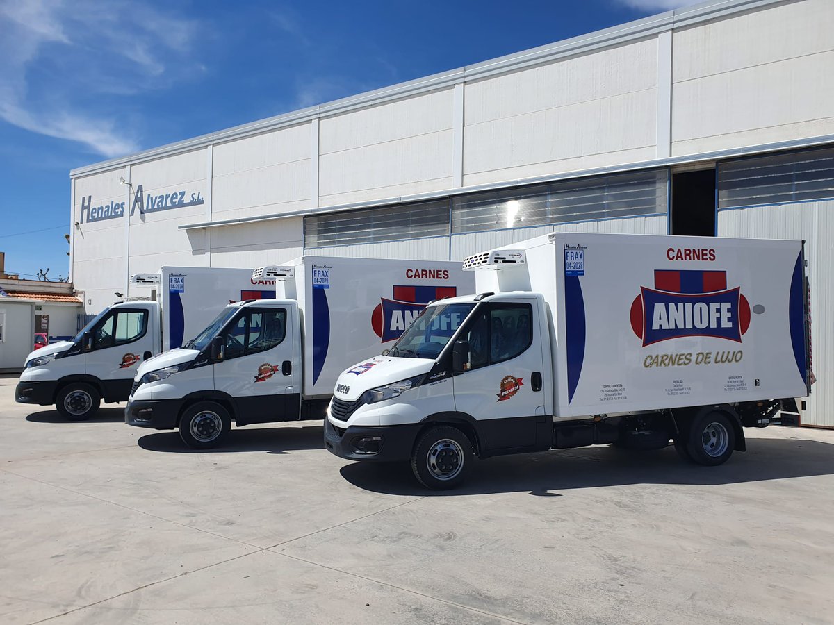Carrocerías frigoríficas fabricadas en panel sándwich de poliéster, con dos puertas traseras, línea de amarre interior y plataformas elevadoras. Equipo de frío accionado al motor del vehículo. Rotulación con imagen corporativa del cliente. Más fotos en tinyurl.com/2zde9sdt