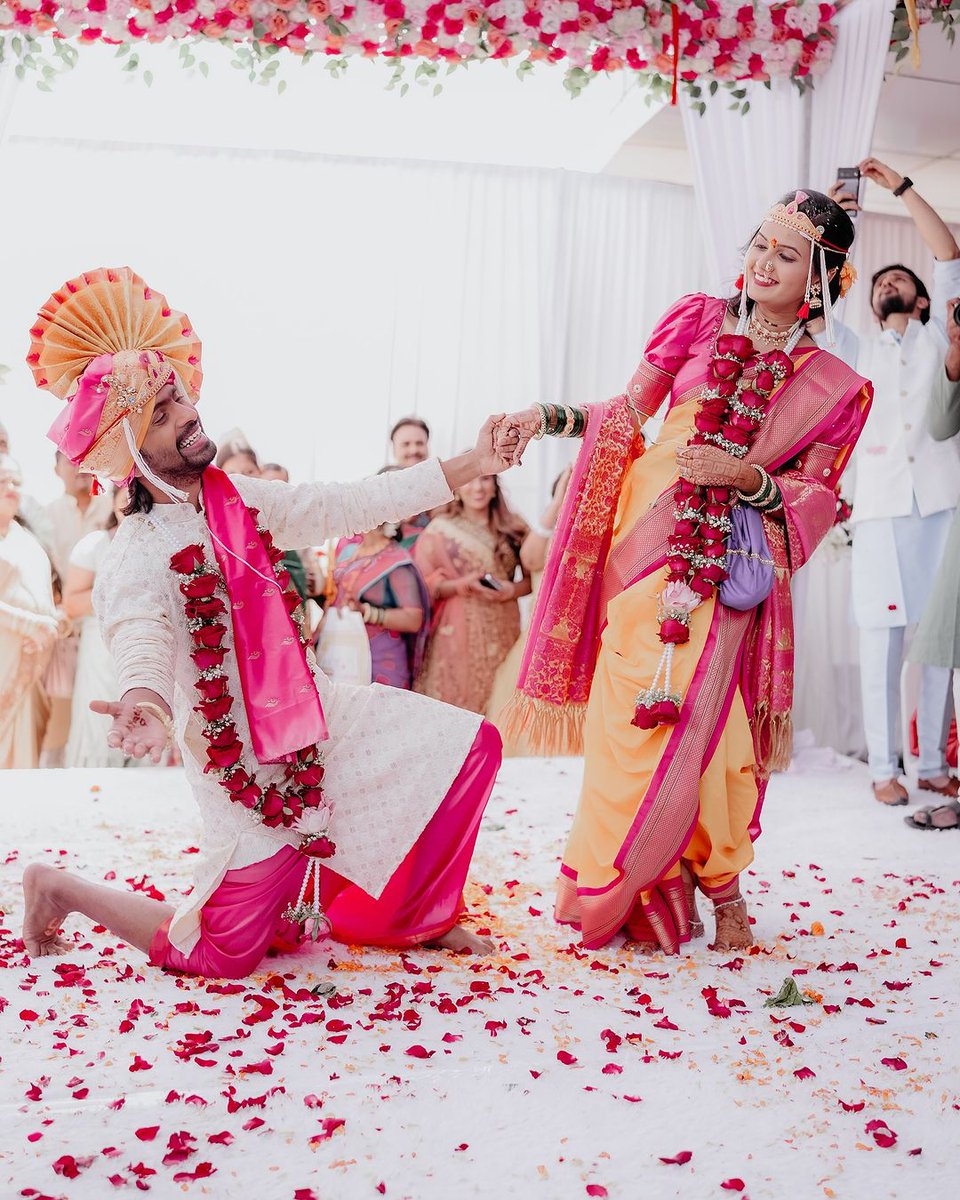 अभिनेता प्रथमेश परब आणि क्षितिजा घोसाळकर अडकले विवाहबंधनात 💐💗
नवदाम्पत्याचे हार्दिक अभिनंदन 💗💐💐

#Pratija #PrathameshParab #KshitijaGhosalkar #Wedding  #WeddingDiaries #WeddingRituals #WeddingBells #JustMarried #MarathiActors #Dagdu #MarathiCelebs .

Follow-@Marathi_Celebs.