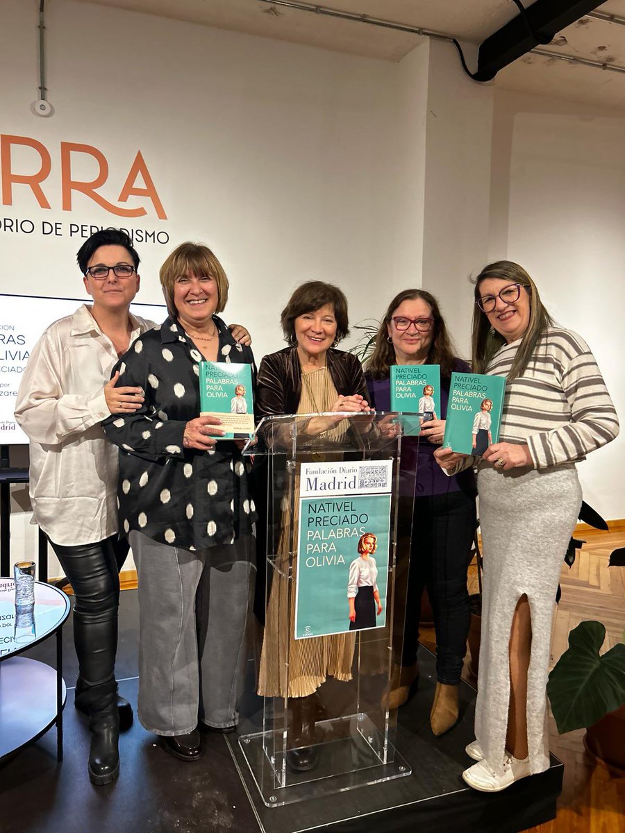 LOCURADELIBROS's tweet photo. El @ClubDeLecturaLL en la presentación de ‘PALABRAS PARA OLIVIA’ de @NativelPreciado 
@editorialespasa @Planetadelibros 

 ¡Qué ganas tenemos de conversar con ella de su novela todo el @ClubDeLecturaLL! 
@RoySusLecturas @TereMontesHernn @AscenLibros

https://t.co/3aROLFAvF3 https://t.co/uM315KWmU9