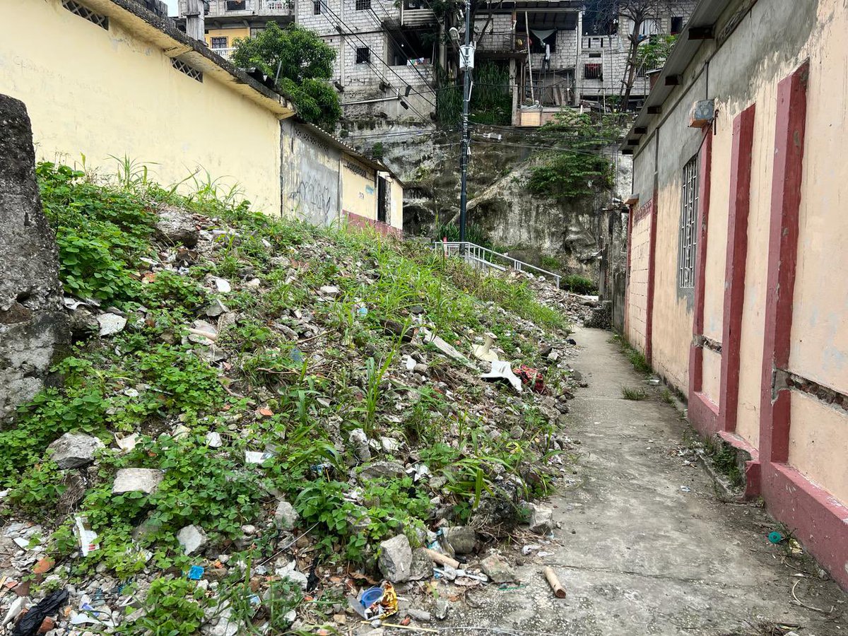 genym29's tweet photo. 8 años con la caída del muro de concreto en la ciudadela Martha de Roldos entre la mz 313, V7 y mz 312,V5 estamos en total abandono de las autoridades solo prometen en campañas 😡 Esta afectando la salud de los niños y 3ra edad https://t.co/yErp52jaVV