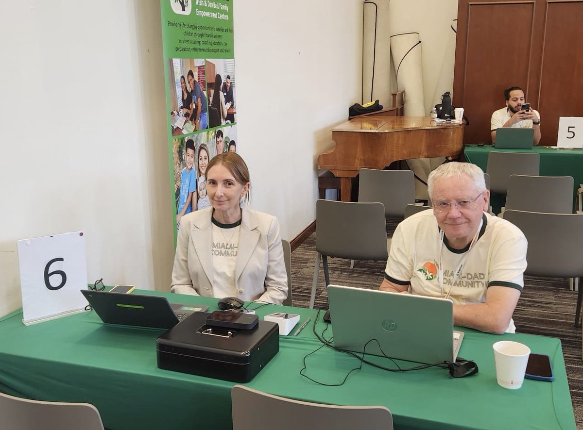 AFSCFL's tweet photo. Hoy apoyando a @BranchesFL en la clínica de identificación comunitaria de Miami Dade.

El #communityID facilita que muchos residentes, incluidos ciudadanos, se identifiquen ante las autoridades, escuelas y centros de salud. https://t.co/2MZ7MlxcW8