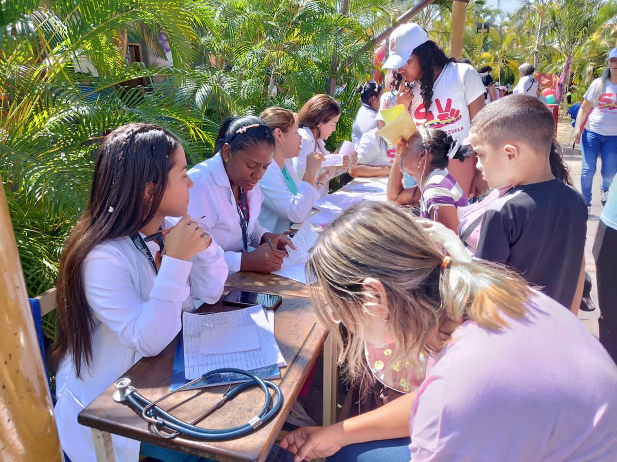 #24Feb Despliegue de Atención Especializada en Salud ofrecido en La Carrizalera, municipio Libertador #Aragua ¡Plan de Amor en Acción! <a href="/NicolasMaduro/">Nicolás Maduro</a> <a href="/MagaGutierrezV/">Magaly Gutiérrez Viña</a> <a href="/Soykarinacarpio/">Karina Carpio</a> <a href="/MinSaludVE/">MPPSalud</a> <a href="/GobiernoAragua_/">Gobierno Aragua</a>