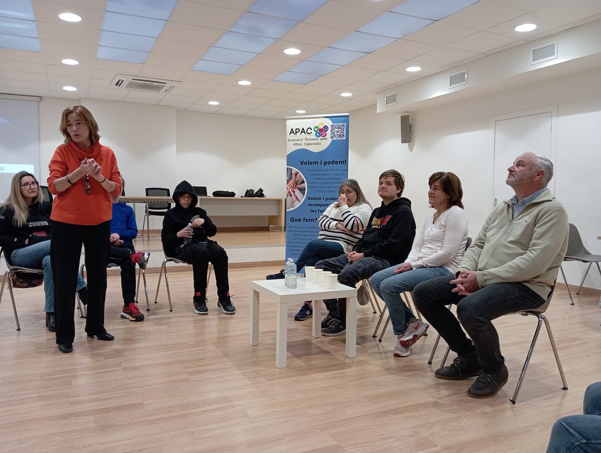 RMirades's tweet photo. Aquesta tarda l'Associació Persones amb Altres Capacitats ha presentat la seva Memòria i els Objectius per aquest any. En el col•loqui s'ha debatut sobre la necessitat de la Inclusió en el poble. https://t.co/nycglHVmgf