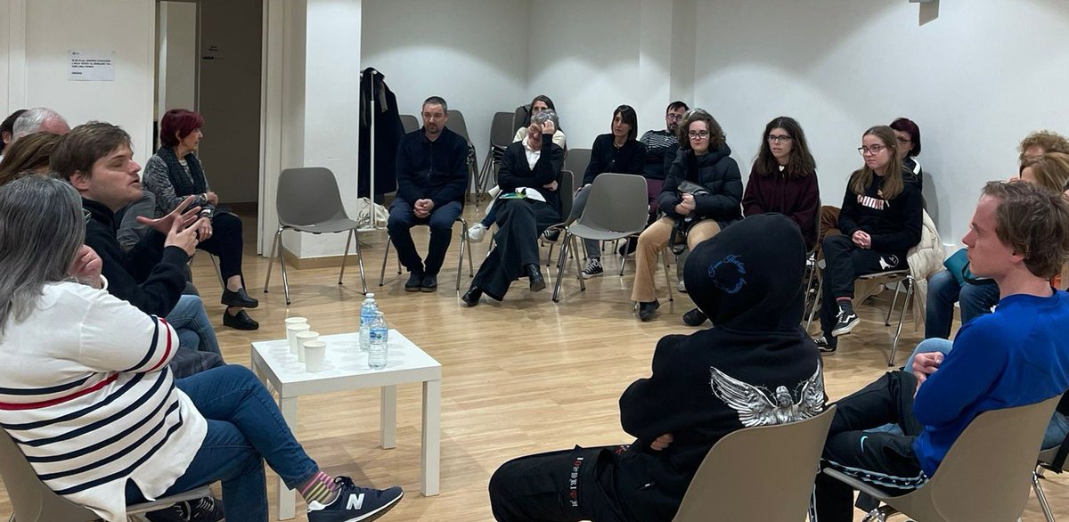RMirades's tweet photo. Aquesta tarda l'Associació Persones amb Altres Capacitats ha presentat la seva Memòria i els Objectius per aquest any. En el col•loqui s'ha debatut sobre la necessitat de la Inclusió en el poble. https://t.co/nycglHVmgf