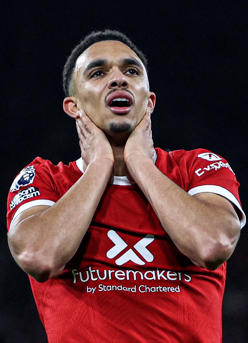AtaqueFutbolero's tweet photo. 😳🏴󠁧󠁢󠁥󠁮󠁧󠁿 Trent Alexander-Arnold lleva UN AÑO siendo ACOSADO por una fan, que le envía cartas obscenas, se presenta en los entrenamientos y hasta en las afueras de su casa.

Incluso, se vio obligado a contratar a un GUARDAESPALDAS y un DETECTIVE PRIVADO, además de cambiar su número de teléfono e instalar cámaras de seguridad y alarmas en toda su casa. 🚨

 Vía @TheSun.