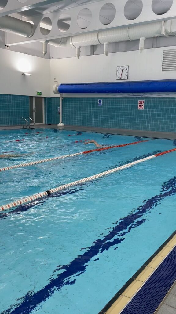 Swim x Circuits (what a collab)! Here’s the @swimsmooth Manchester squad smashing Thursday’s session. 🔥 The circuit session was designed to work on a little bit of everything ⏱️ Pacing 🏊🏽 Front crawl technique 🐢 Aerobic fitness 💪🏻 Strength an… instagr.am/reel/C3vYJdPLt…