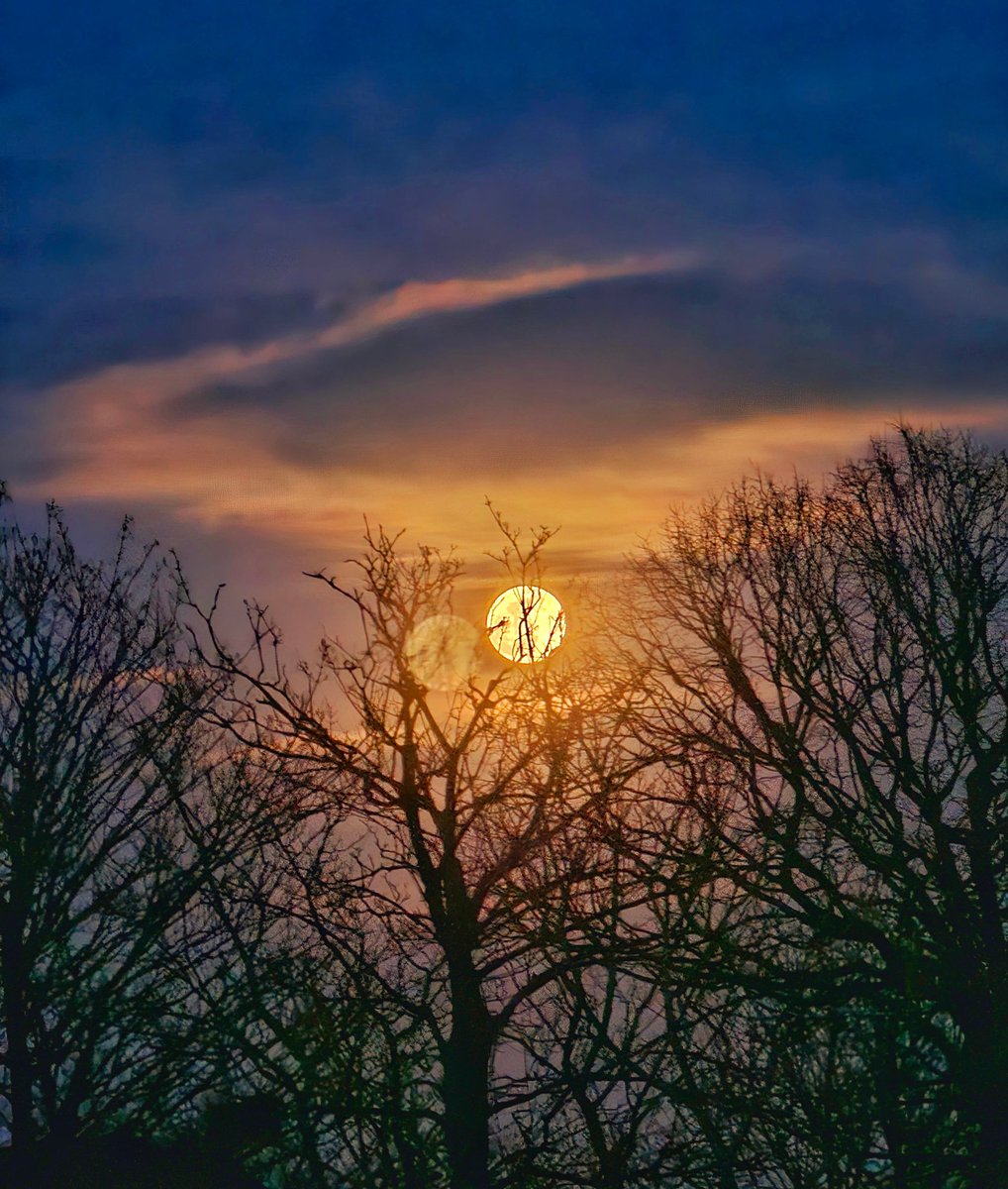 JackieGMs66's tweet photo. Tonight's moon is sooo beautiful #HungerMoon #fullmoon #moon #Plymouth #FebruaryMoon https://t.co/CZAt4QKOqX