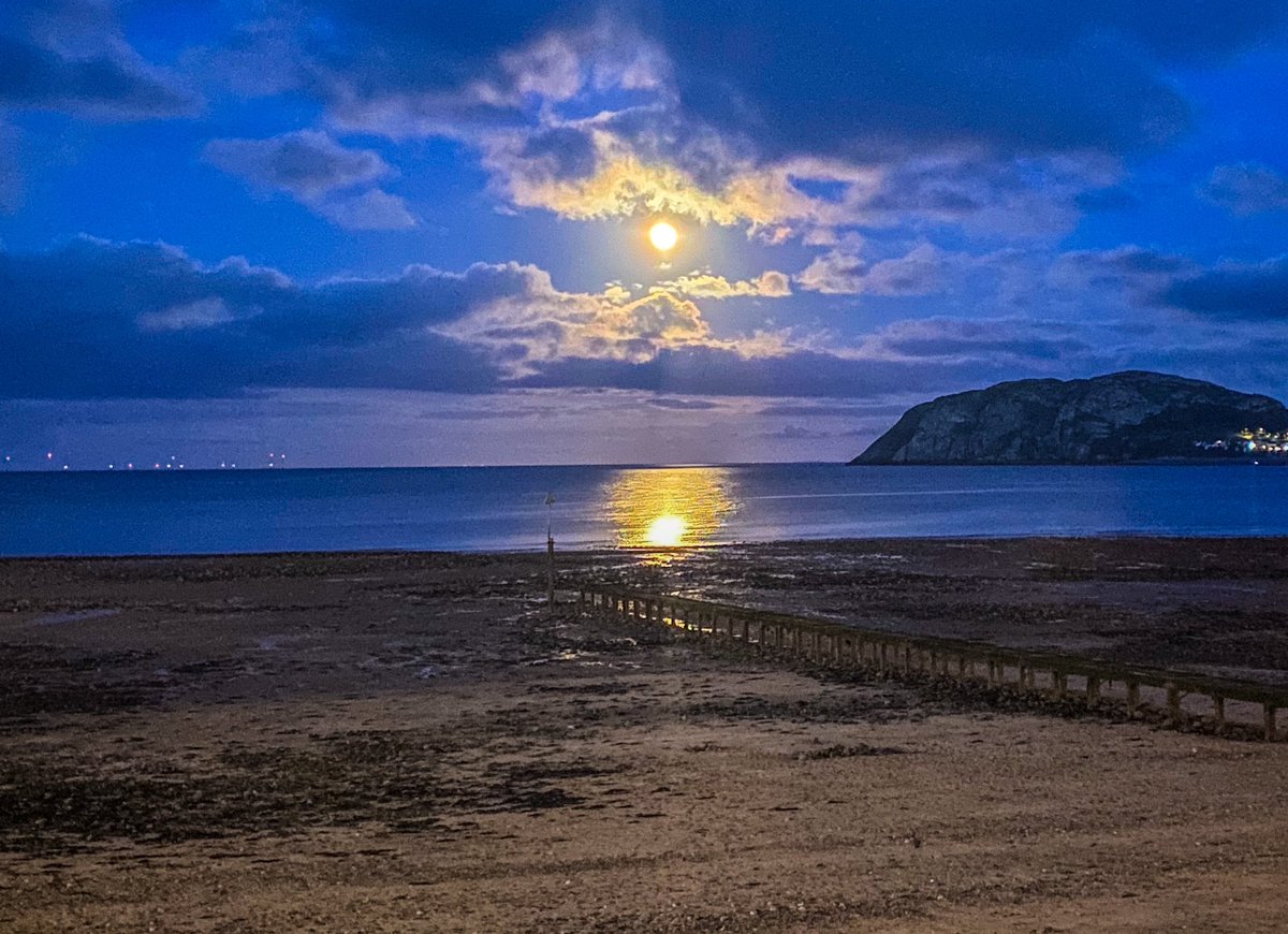 Saturday night in Llandudno… a moonlit bay.