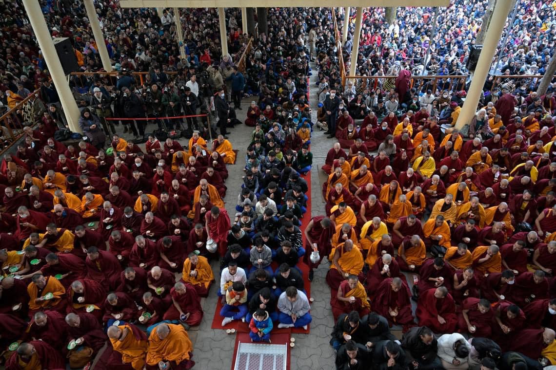 tibetdotcom's tweet photo. 西藏精神領袖第十四世達賴喇嘛尊者於  2 月 24 日藏曆正月十五「神變節」之際，在印度北部達蘭薩拉的大乘法苑向各方信眾開示《佛陀本生故事》.....   2024 年 2 月 24 日    照片｜達賴喇嘛尊者辦公室 https://t.co/nHXa7AagAD