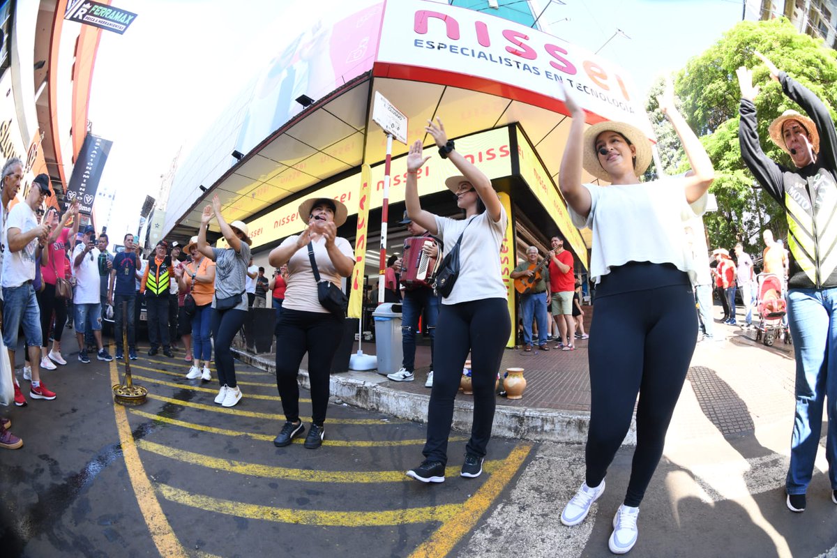 IPParaguay's tweet image. ✨ Día de la Mujer Paraguaya I Al igual que varias organizaciones que rindieron hoy homenaje a las mujeres 🇵🇾, la @itaipuparaguay también las homenajeó con un sorpresivo #flashmob en Ciudad del Este, en el marco del cincuentenario de su constitución.

🔗 lc.cx/_gJbeo