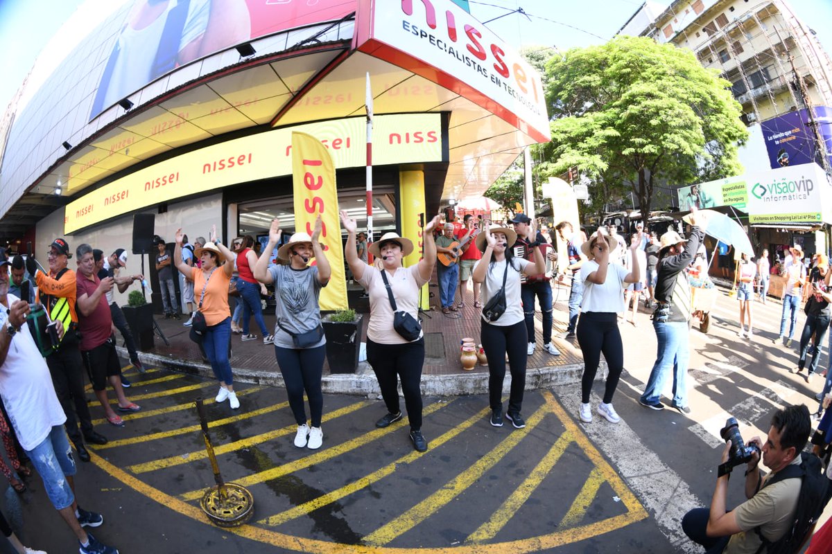 IPParaguay's tweet image. ✨ Día de la Mujer Paraguaya I Al igual que varias organizaciones que rindieron hoy homenaje a las mujeres 🇵🇾, la @itaipuparaguay también las homenajeó con un sorpresivo #flashmob en Ciudad del Este, en el marco del cincuentenario de su constitución.

🔗 lc.cx/_gJbeo