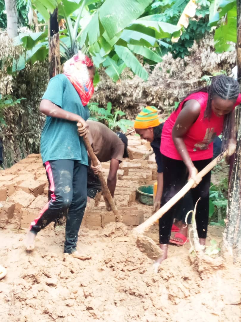 nyamashekenyc's tweet photo. Kuri uyu wa 24 Gashyantare 2024, Urubyiruko rwiga muri kaminuza ya #Kibogora muri @Nyamasheke rwakoze umuganda wo kubumba amatafari yo kubakira umuturage utishoboye.

@jnabdallah @RwandaYouthArts https://t.co/hsx1UFcR1D