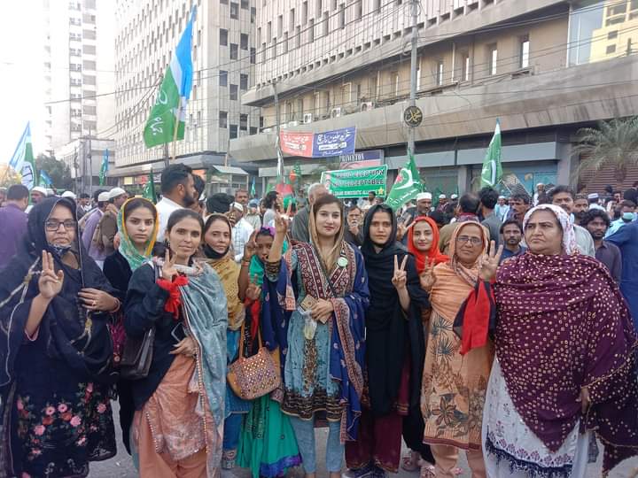 سنڌ جون بهادر نياڻيون پيپي جي  ونگارو پوليس جيڪي پوليس جي ورديء ۾ غنڊا     پاليا آھن  کين  ڪراس ڪري سڀني رڪاوٽن  کي ٽوڙي  ڌرڻي ۾ شامل ٿيون  
روڪ جي روڪي سگهين ..باقي  پيپي  واٺا ونگار پيا وهن ڪو فرق نه ٿو پوي ..
#Sindhpolice