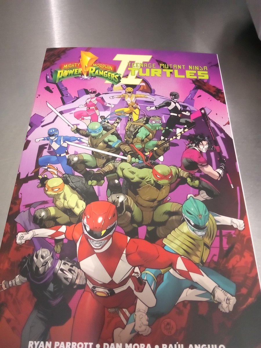 Today's #lunchtimereading is #MightyMorphinPowerRangers/#TeenageMutantNinjaTurtles II.

Just like the first series, this crossover is an absolute blast to read. Every page feels like the writer said 'Wouldn't it be cool if...?', and was proven right.