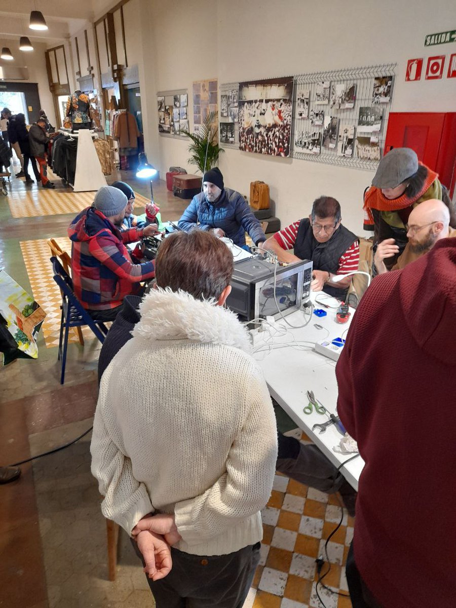 Gaurko #repaircafe #tumatxa izan da🥰 zerbait aldatzen ari da...

El #repaircafe de hoy ha sido increíble, algo está cambiando...