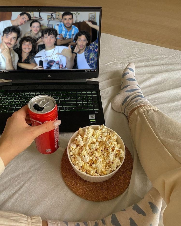 el plan de sabado de las chicas lindas #LaSociedadDeLaNieve
