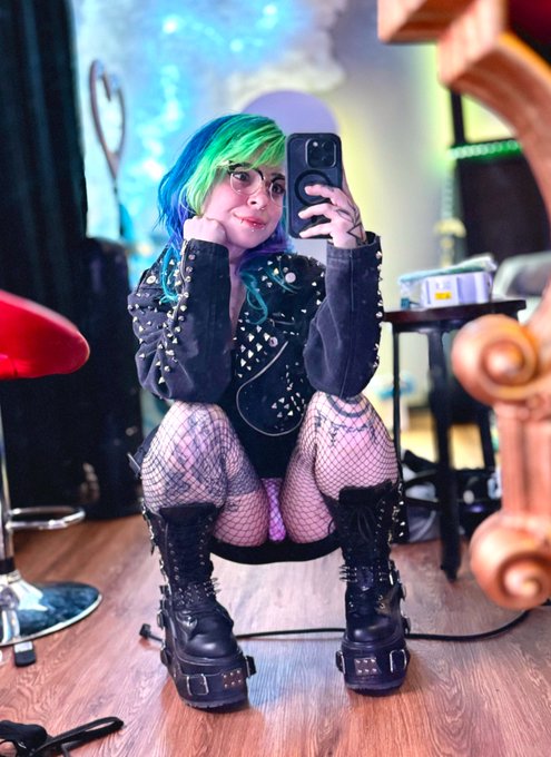 say hi for a 🍑 pic in dms (so serious!!) https://t.co/pM2sdaQatQ