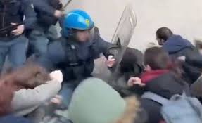 La strigliata di #Mattarella a Piantedosi ci dimostra che i poteri del capo dello stato non vanno modificati come vorrebbe invece  la presidente #Meloni. con il premierato. W la Costituzione! W l' Italia antifascista che non usa manganelli contro adolescenti