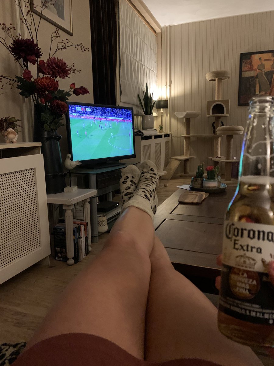 Lindaliciousss's tweet image. En we zijn weer los #PecPSV 🔴⚪️