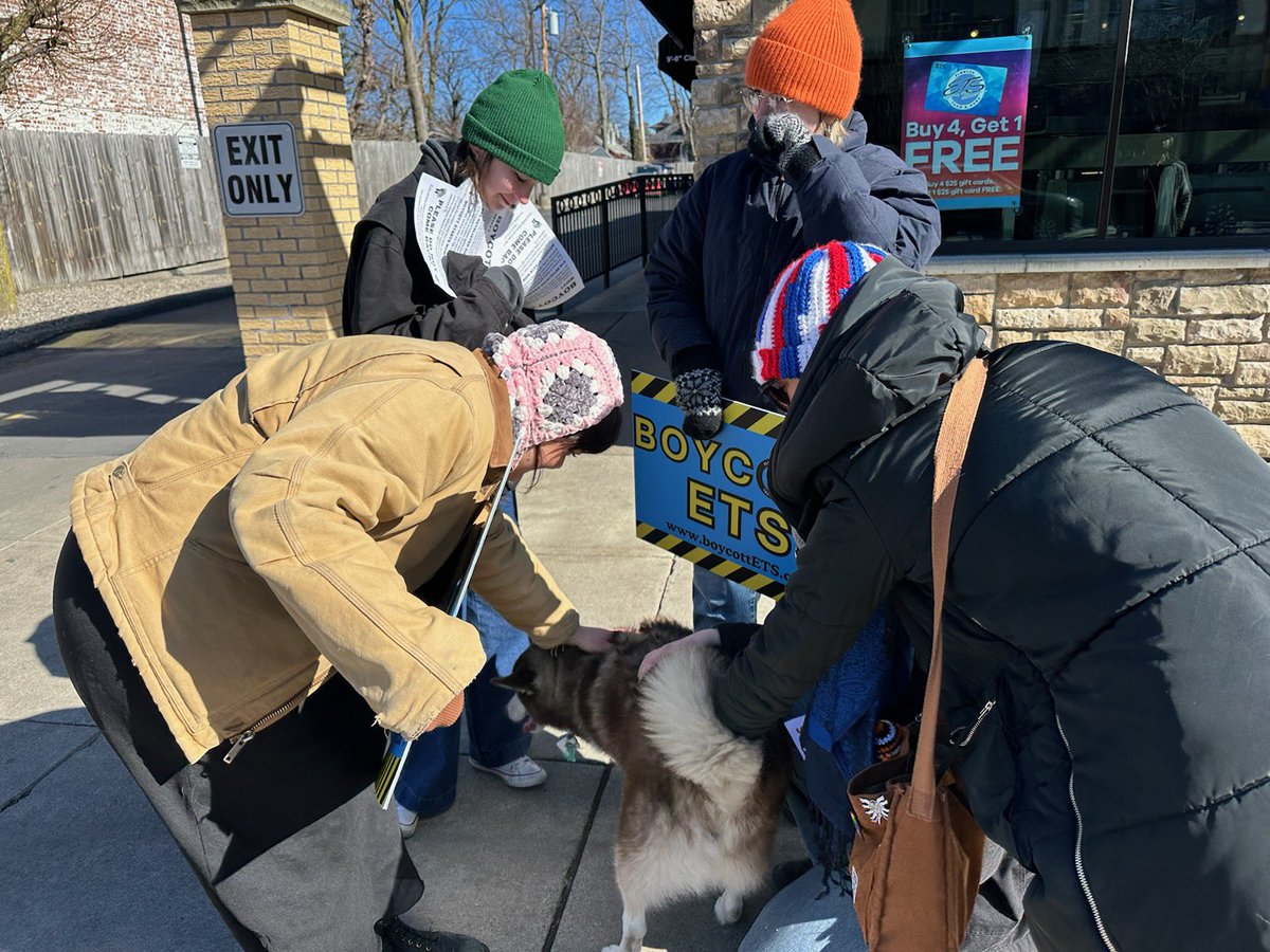Lots of union pups visiting the picket line today!