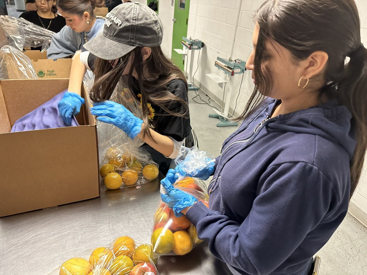 📢 Breaking News! 📢 Desert Wind School NJHS students stepped up in a big way today! They volunteered at the El Pasoans Fighting Hunger Food Bank, making a difference in the lives of those facing food insecurity. 🙌🍽️ #Coltnation #DWNJHS #NJHS #DesertWindSchool @EPFightHunger