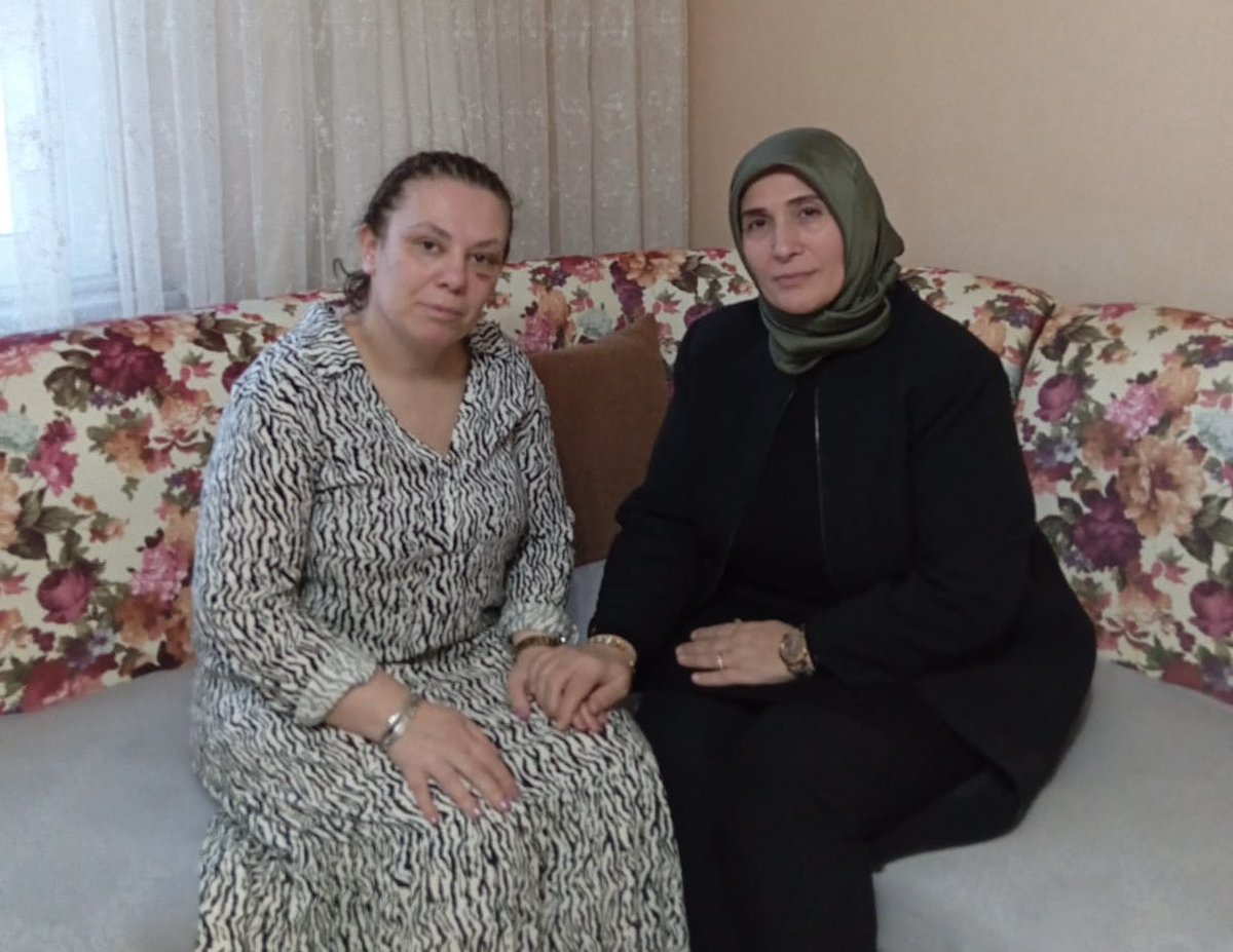 Geçtiğimiz günlerde otobüste şiddete maruz kalan Reyhan Demirtaş hanımefendiyi mahalle başkanımızla birlikte ziyaret ettik. 
Yaşanan menfur saldırıyı kınıyor,kıymetli hanımefendiye geçmiş olsun dileklerimi sunuyorum. 
Her türlü şiddete karşıyız. 
#İyilikDaimaYolumuzOlsun