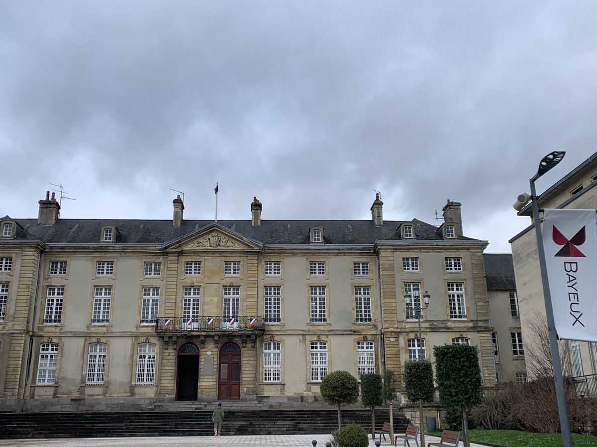 laurentmichel75's tweet photo. La magnifique cathédrale de Bayeux, ses maisons normandes à colombages et son Hôtel de Ville à côté de la place  qui a accueillie le discours du Général de Gaulle le 16 juin 1946, dans lequel il annonce les axes de ce qui sera la constitution de notre 5eme République. https://t.co/zR2Ji6QEa3