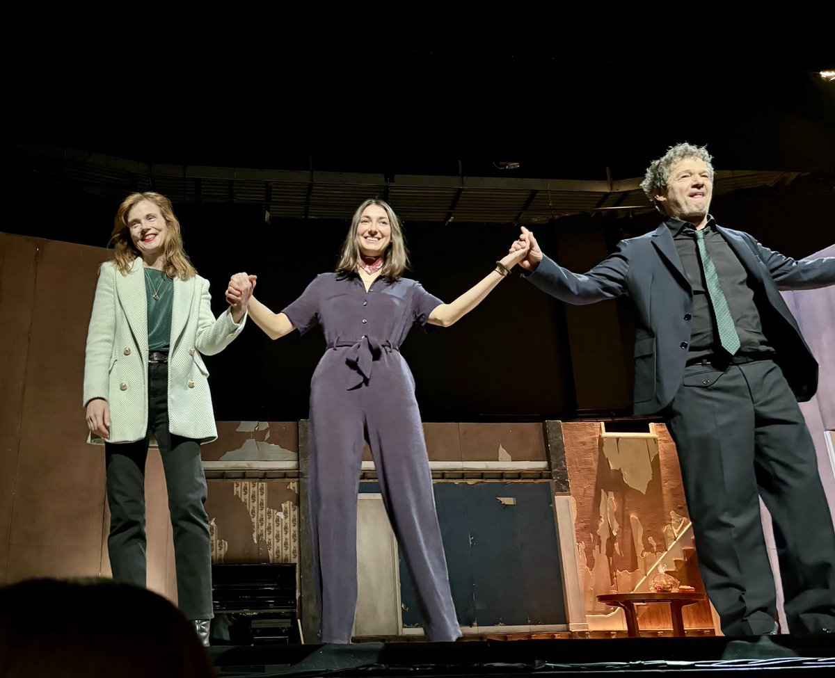 chat_lechat's tweet image. Holà là quelle catastrophe !
Un ennui de dingue 
#JoséGarcia #IsabelleCarré 

⁦@MarignyTheatre⁩