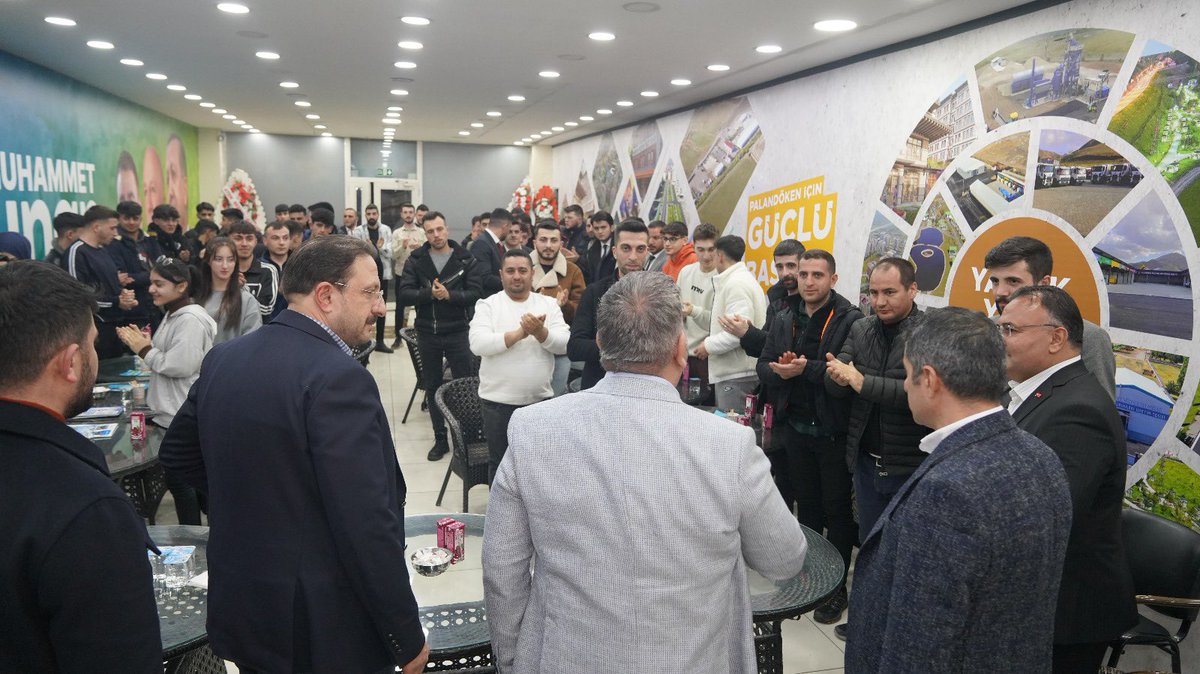 AvMuhammetSunar's tweet photo. • Bizim Semtin Gençleri bir başka…
Güçlü, cesur, kararlı ve heyecanlı…
AK Parti Palandöken İlçe Seçim Koordinasyon Merkezimizde, İlçe Gençlik Kolları Başkanlığımızın düzenlediği “Bizim Semtin Gençleri” programında Palandöken’in dinamik gençliğiyle bir arada olmaktan, hasbihal etmekten büyük keyif aldık.
AK Parti Palandöken İlçe Başkanımız Haktan Ömeroğlu’nun da katıldığı program için, Gençlik Kolları Başkanımız Fetullah Köse ve ekibine teşekkür ediyorum.
Var olun gençler! @HaktanOmeroglu @FetullahKOSE25