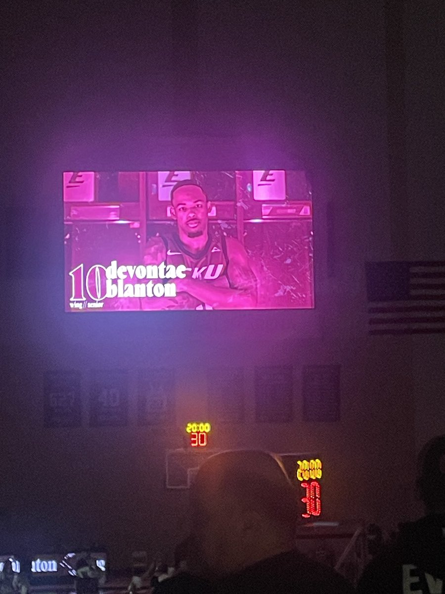DelvonRoe10's tweet image. Senior night for my lil bro at Eastern Kentucky! 

Great career. Proud of his accomplishments! 2 wins away from being league champs. #BannerChasin #LeaveALegacy