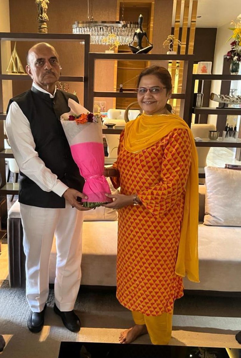 Dear Brothers and Sisters, 

We are happy to inform that President NOBO, Trupti Alti met Hon’ble State Finance Minister Dr. Bhagwat Karadji and submitted a detailed note on issues faced by all NOBO affiliated units.  Had discussed about 5 days banking.