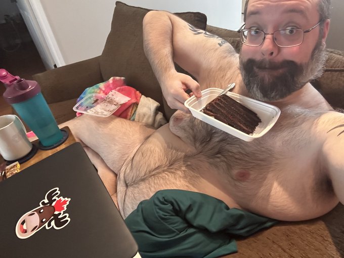 Chocolate cake for breakfast. Because why not? 😄🍫🍰 https://t.co/2YEcMn0K3T<a href="/tag/exclusivecontent"class="tags"><span>#exclusivecontent</span></a><a href="/tag/uviu"class="tags"><span>#uviu</span></a>